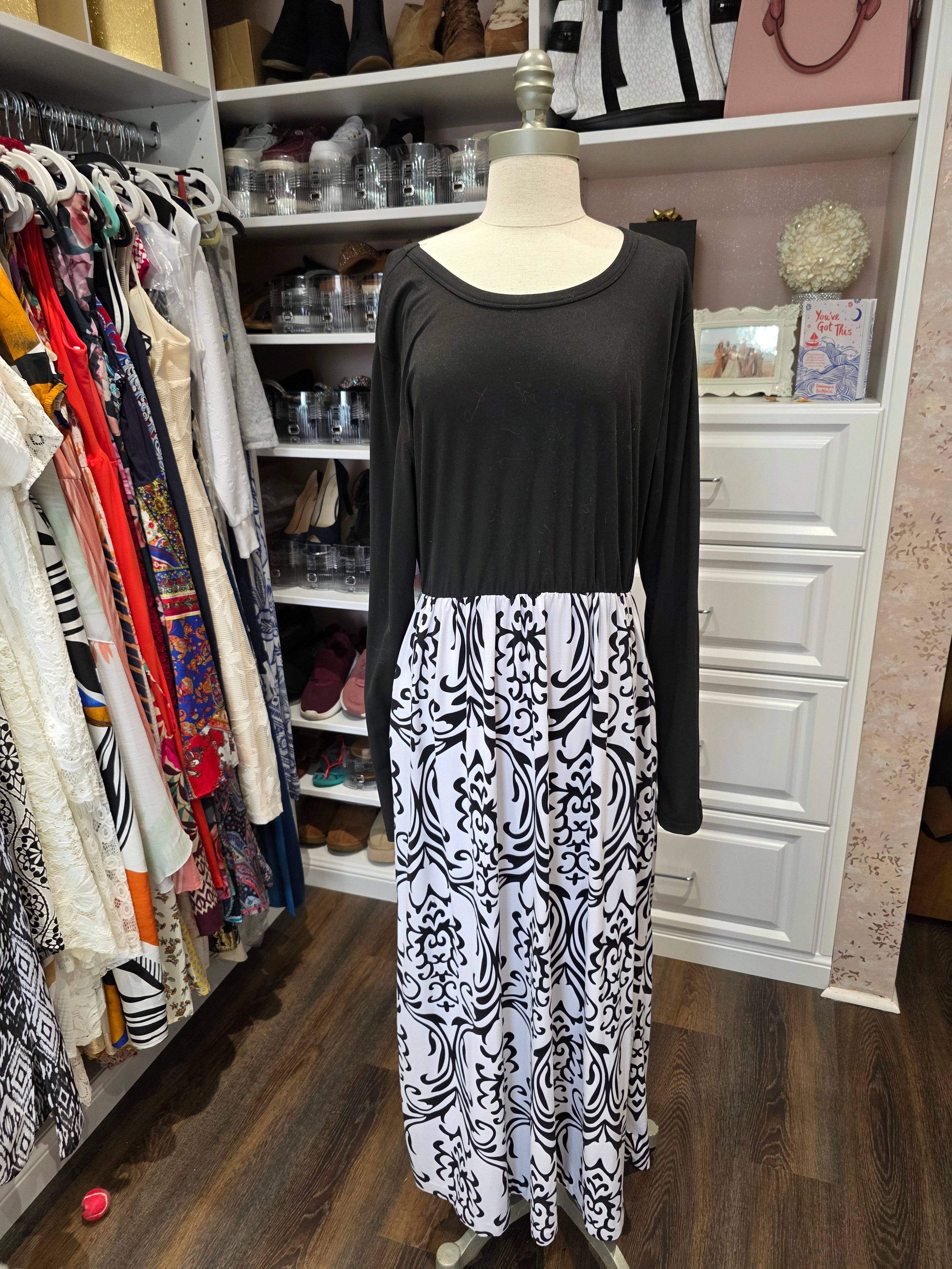 Black & White Printed Midi Dress – Size 2XL