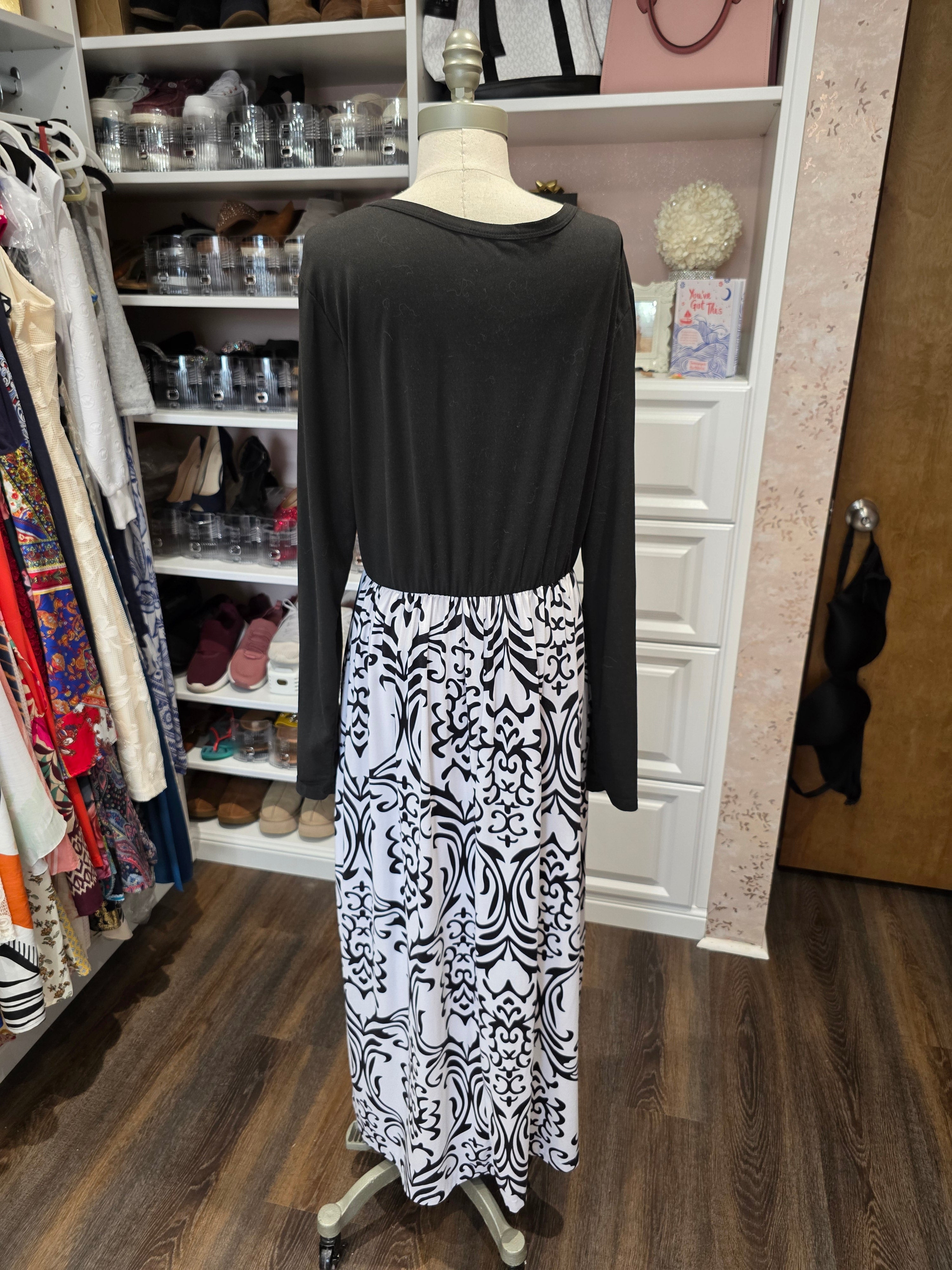 Black & White Printed Midi Dress – Size 2XL